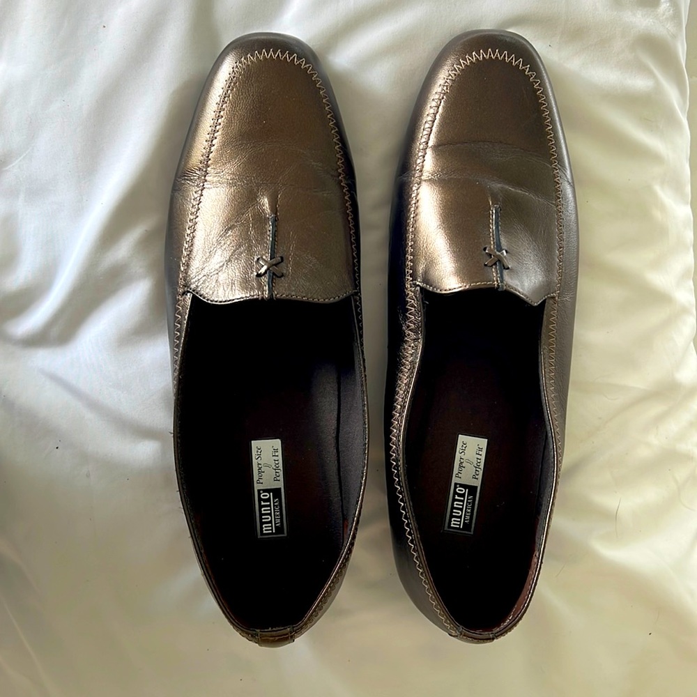 Woman’s Munro flats loafers pewter brown color Size 12WW - pre-owned